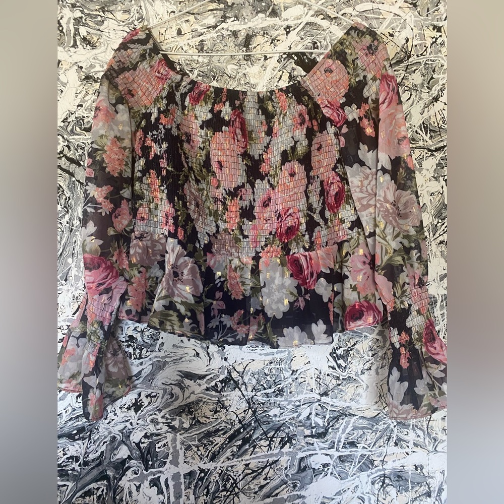 Beautiful 1/2 crop floral top